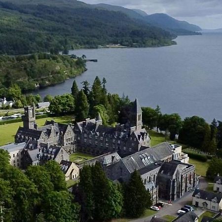 The Classrooms, Loch Ness Abbey - 142M2 Lifestyle & Heritage Apartment - Pool & Spa - The Highland Club - Resort On Lake Shores ฟอร์ตออกัสตัส ภายนอก รูปภาพ