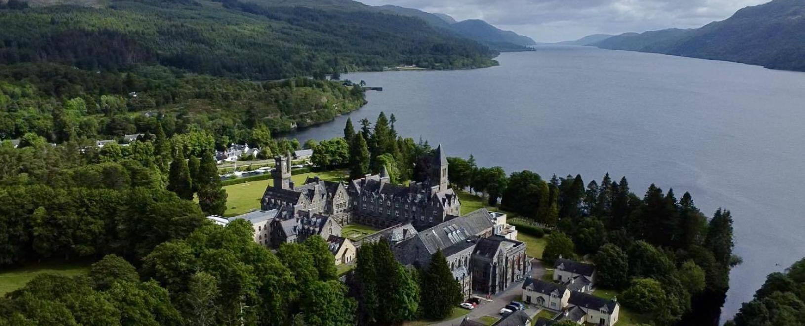 The Classrooms, Loch Ness Abbey - 142M2 Lifestyle & Heritage Apartment - Pool & Spa - The Highland Club - Resort On Lake Shores ฟอร์ตออกัสตัส ภายนอก รูปภาพ